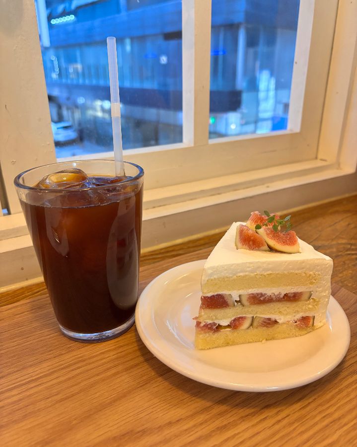 무화과 케이크와 아이스 아메리카노