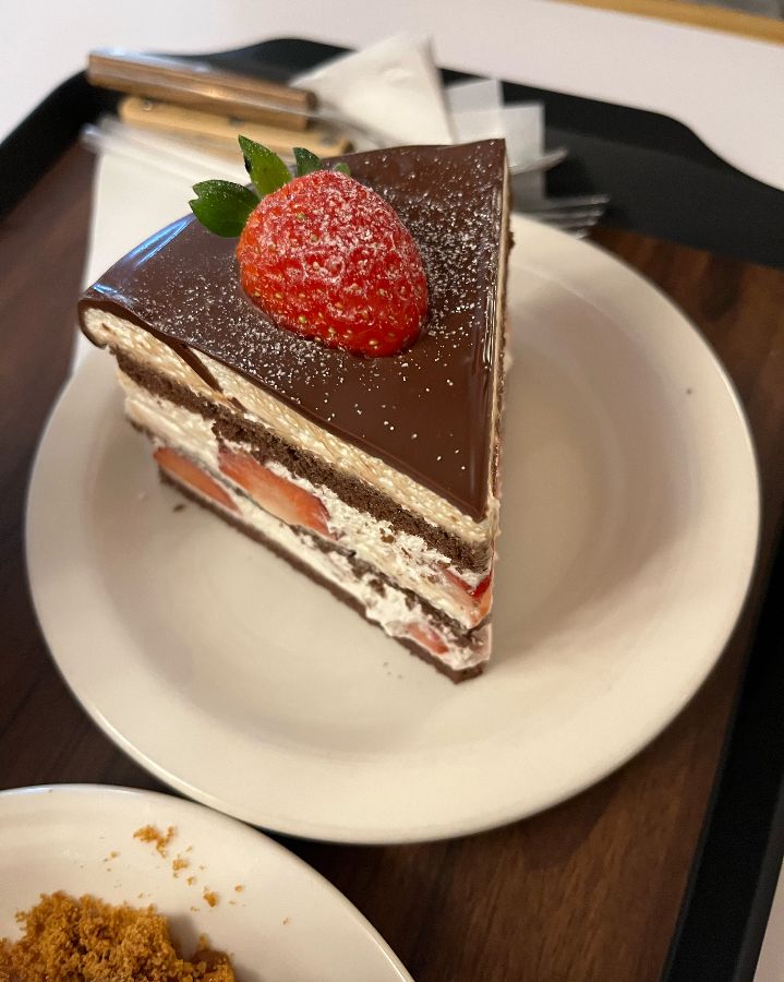 초코 딸기 케이크의 단면
