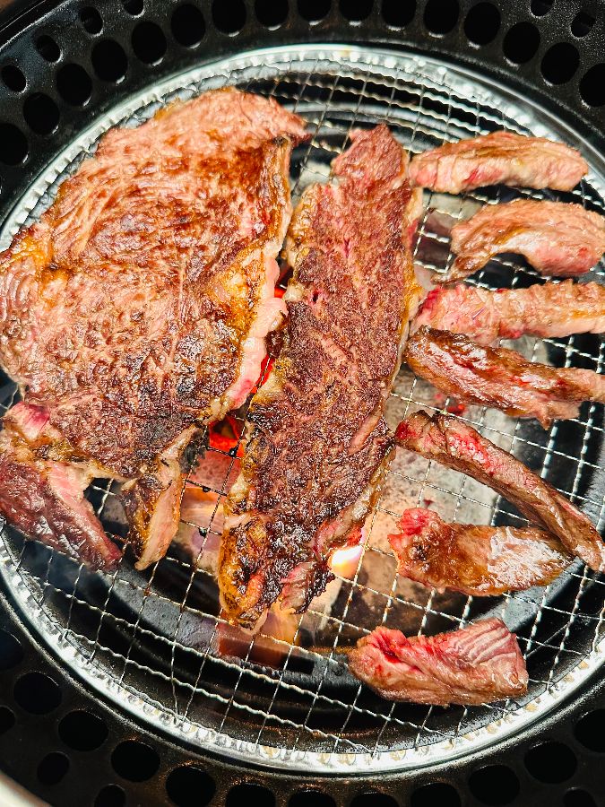 노릇하게 구워진 한우갈비