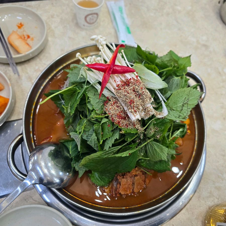 푸짐하게 담긴 감자탕의 모습