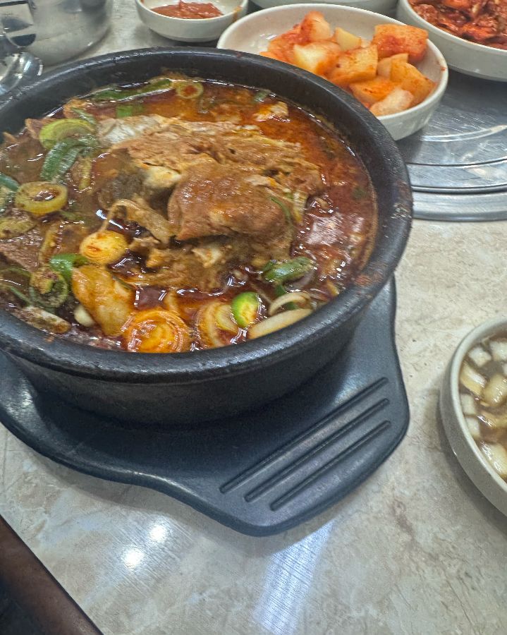 감자탕에 들어간 큼지막한 뼈와 채소