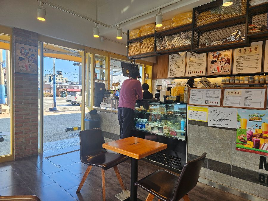 주문을 받는 직원들의 모습