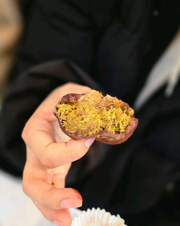 반으로 갈라진 두바이 쫀득 쿠키의 단면입니다.