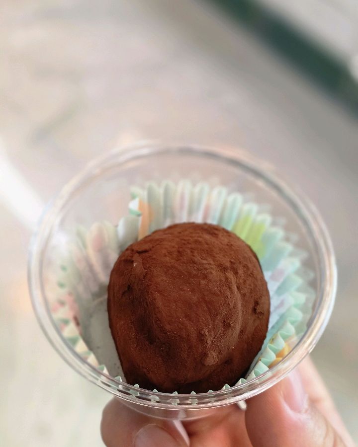 투명한 컵에 담긴 초콜릿 디저트의 모습입니다.