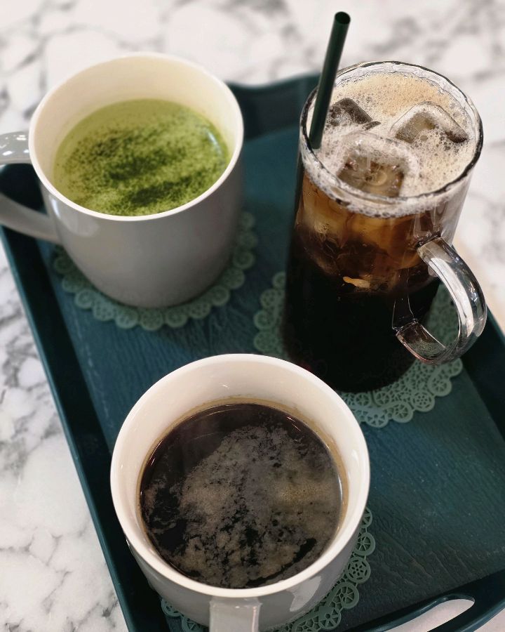 말차라떼, 아이스티, 아메리카노가 트레이에 담겨 있는 모습입니다.