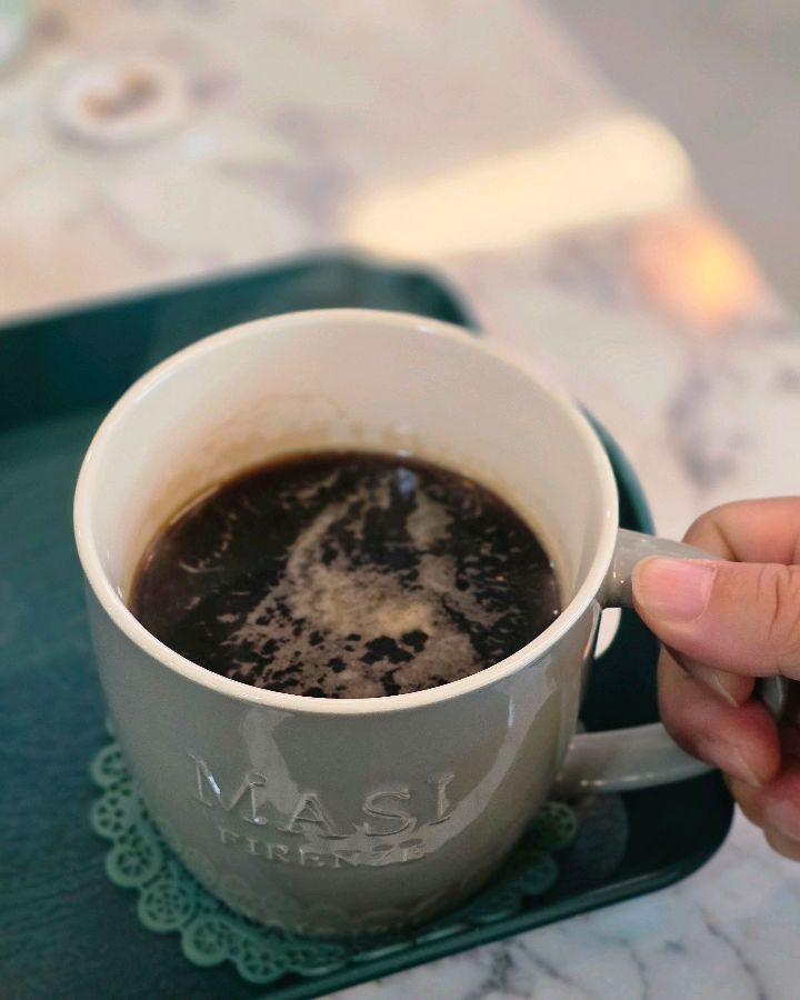 따뜻한 아메리카노 한 잔이 여유를 선사합니다.