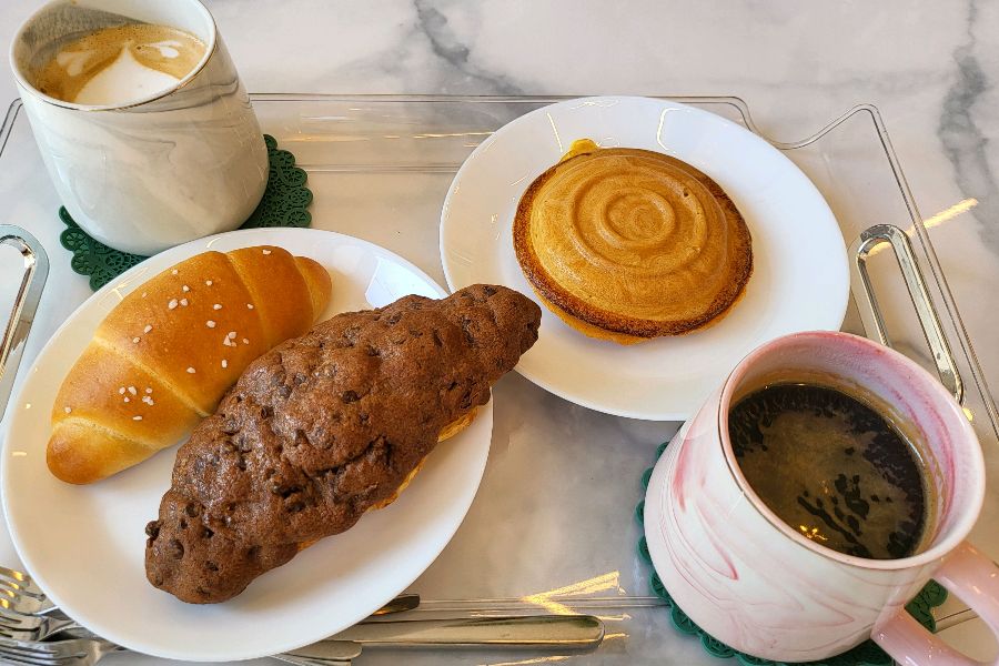 다양한 빵과 커피가 함께 놓여진 모습입니다.