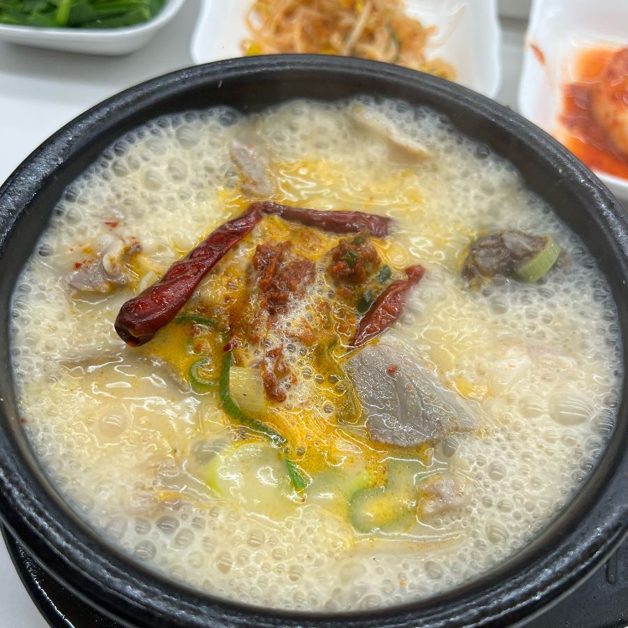 뽀얀 국물에 다진 양념이 올려진 순대국의 모습