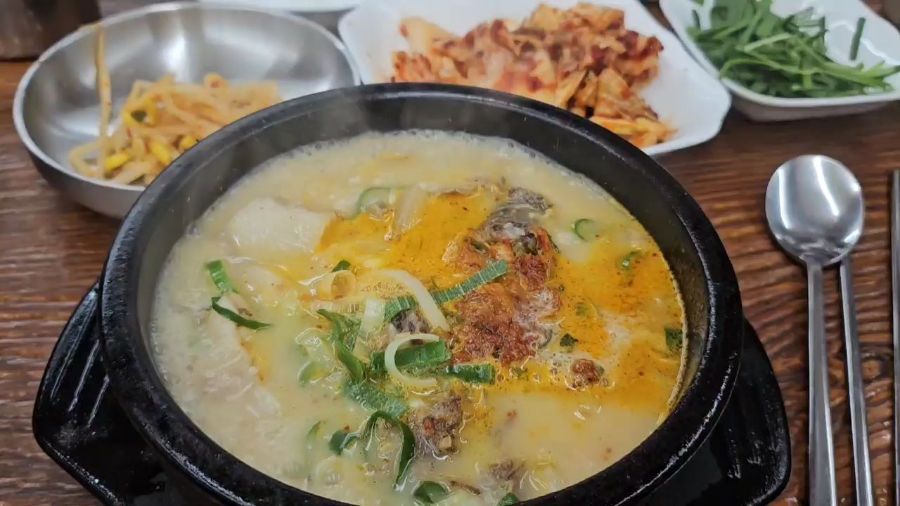 뚝배기 안에서 김이 모락모락 나는 순대국의 모습