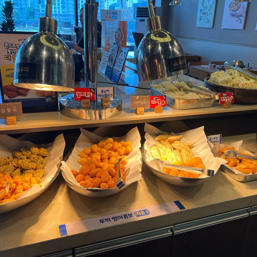 다양한 튀김이 진열된 모습