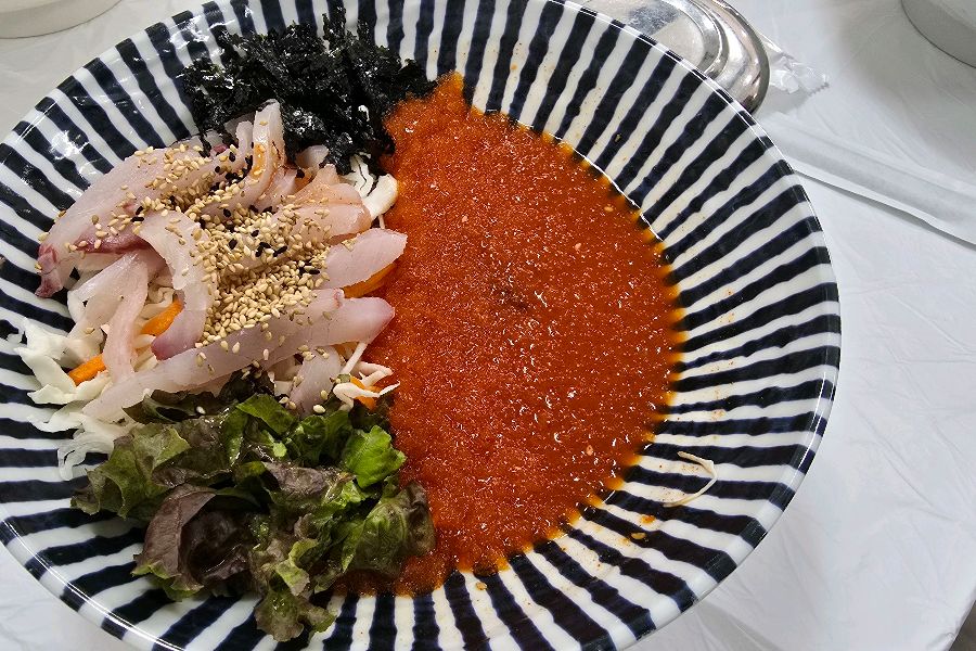 매콤달콤한 양념이 돋보이는 어달막썰어의 물회