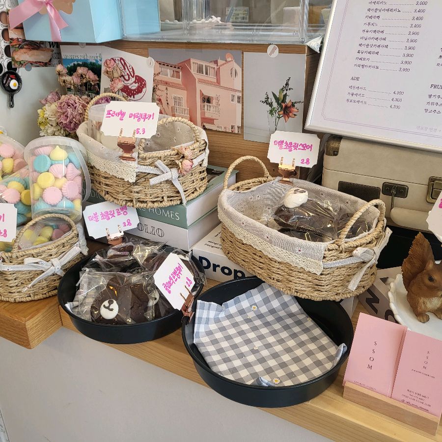 다양한 종류의 쿠키와 머랭쿠키가 진열된 모습