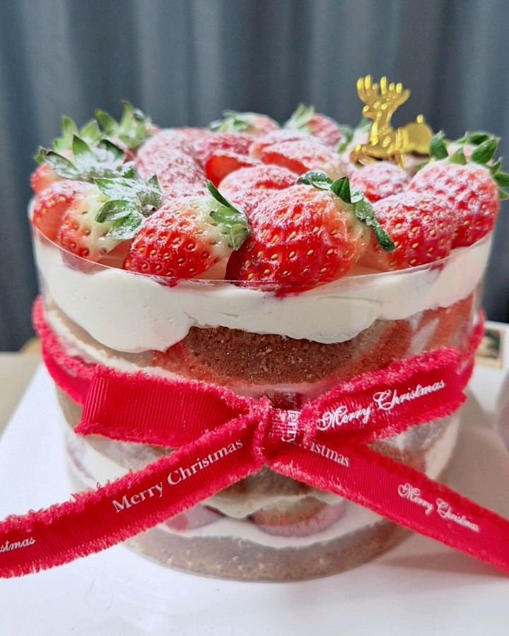 생딸기가 듬뿍 올라간 생크림 케이크