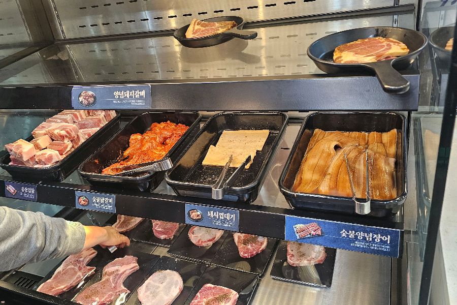 다양한 종류의 고기를 맛볼 수 있는 샐러드바