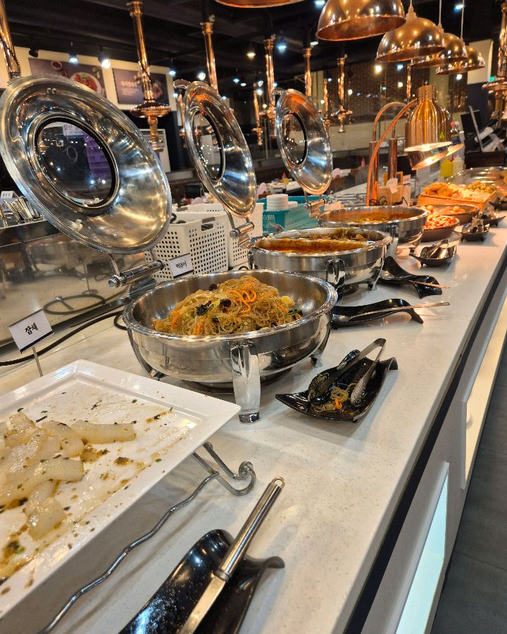 다양한 사이드 메뉴가 준비된 샐러드바