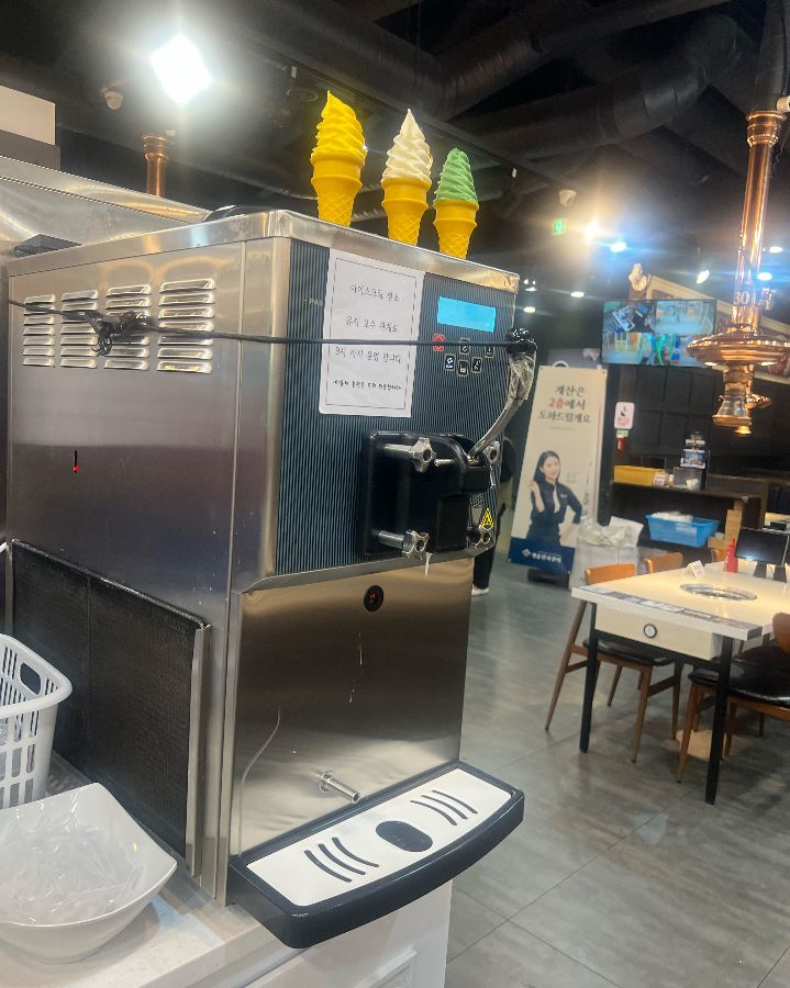 다양한 맛의 아이스크림을 즐길 수 있는 디저트 코너
