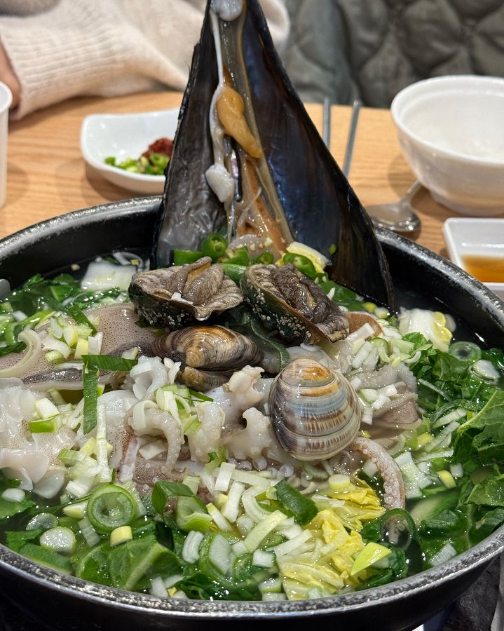 해산물이 가득 담긴 해물칼국수의 모습