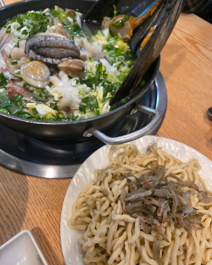 칼국수 면과 해산물을 함께