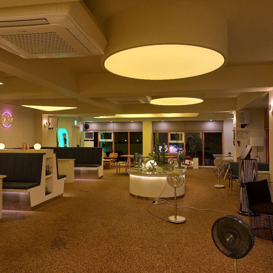 넓고 쾌적한 카페 내부