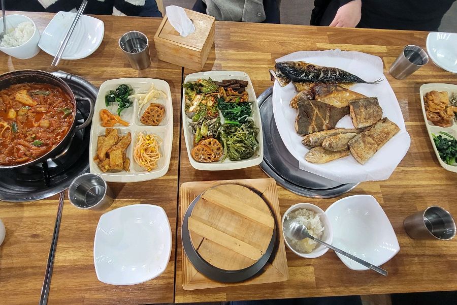 테이블 가득 차려진 풍성한 음식들의 향연