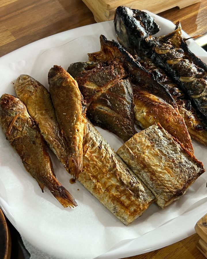 다양한 생선들이 노릇하게 구워진 모둠 생선구이