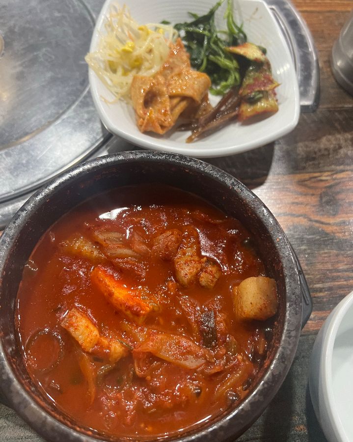 보기만 해도 침샘을 자극하는 김치찌개의 모습