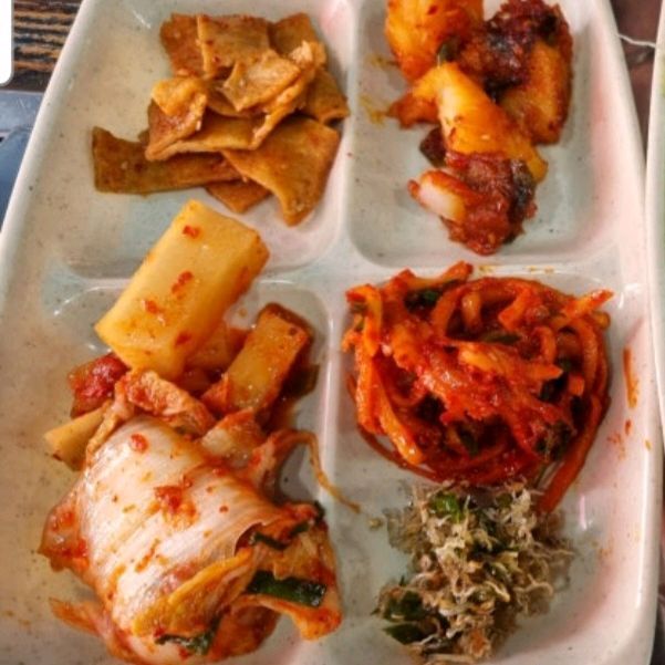 정갈하게 담긴 다양한 반찬들