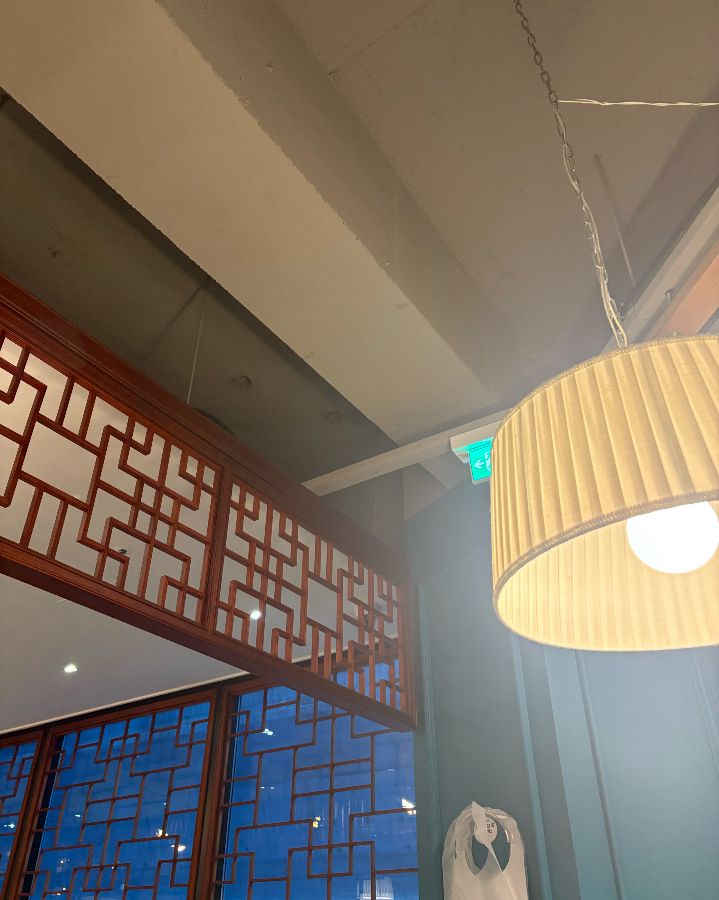 은은한 조명이 비추는 공심방 내부