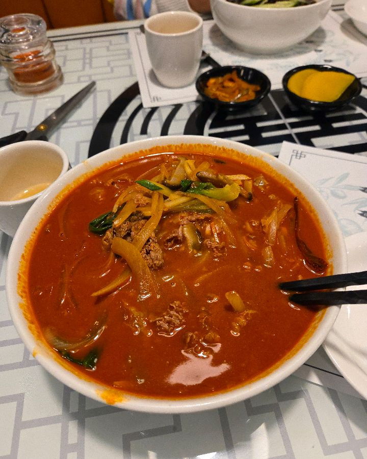 매콤한 국물이 인상적인 차돌 짬뽕