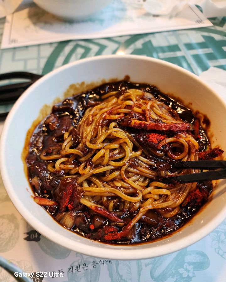 윤기가 흐르는 짜장면