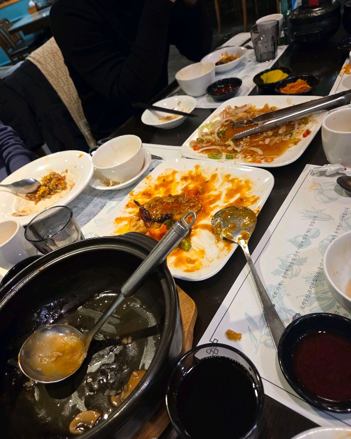 깨끗하게 비워진 식탁