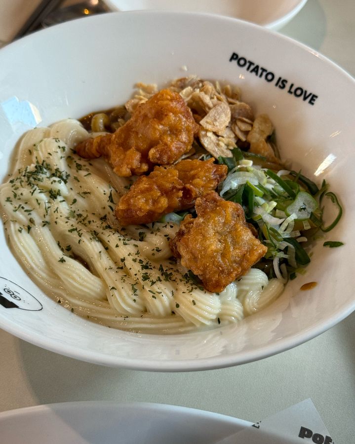 바삭한 새우튀김과 부드러운 감자 무스의 환상적인 조화