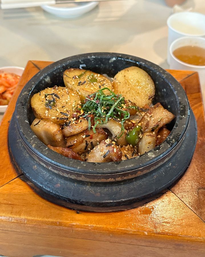 돌솥 안에서 지글거리는 항정살 감자 솥밥