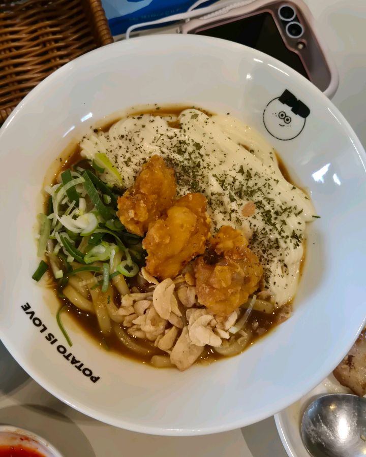 부드러운 감자 무스가 듬뿍 올려진 감자 크림 카레 우동