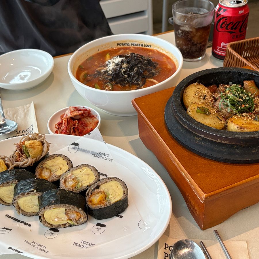 감자유원지에서 맛있는 식사를 즐기는 모습