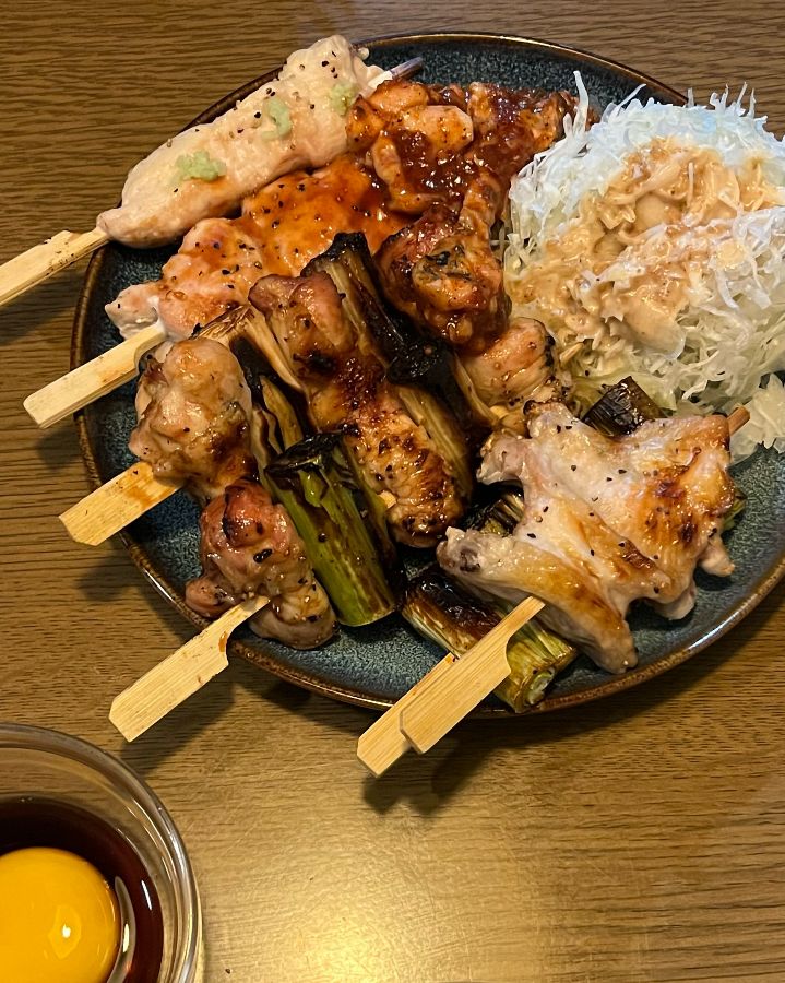 다양한 종류의 꼬치구이가 담긴 접시