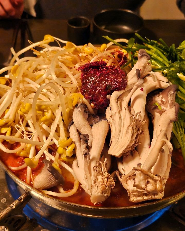 매콤한 양념이 올라간 닭매운탕