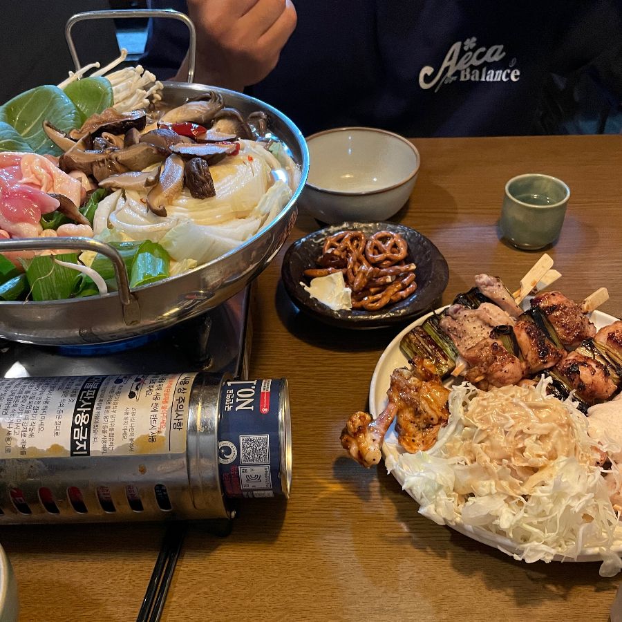 테이블 가득 차려진 닭전골과 야키토리
