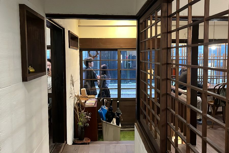 격자무늬 창살 너머로 보이는 여든여덟밤 내부