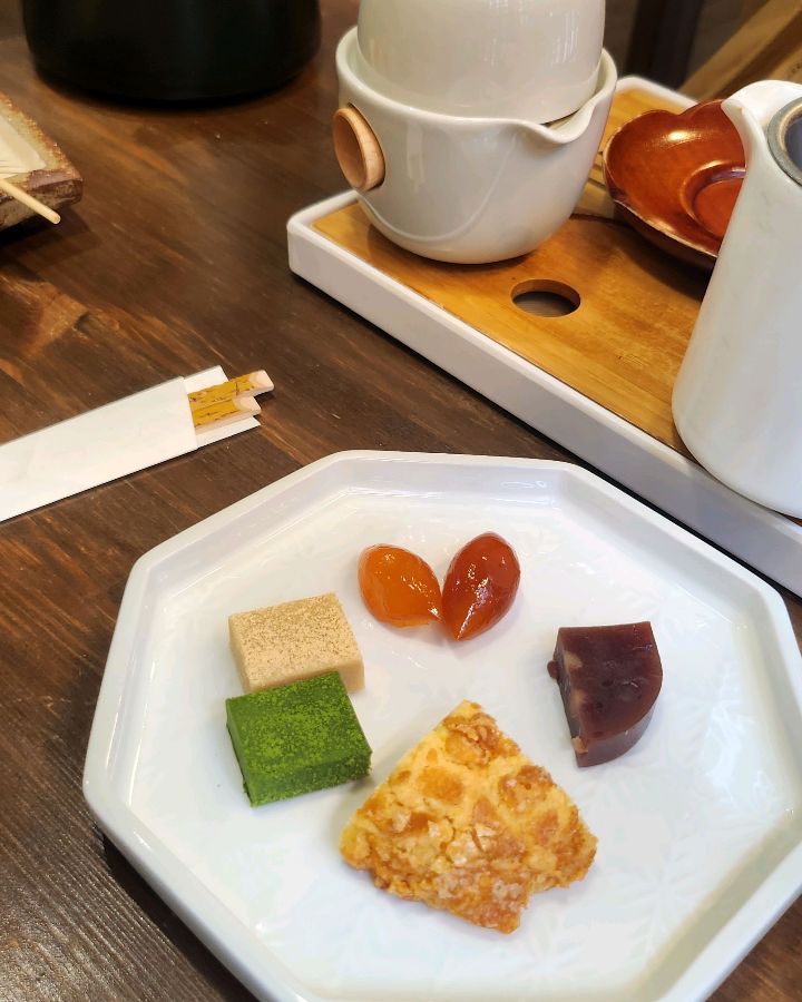 따뜻한 햇살이 들어오는 창가 좌석