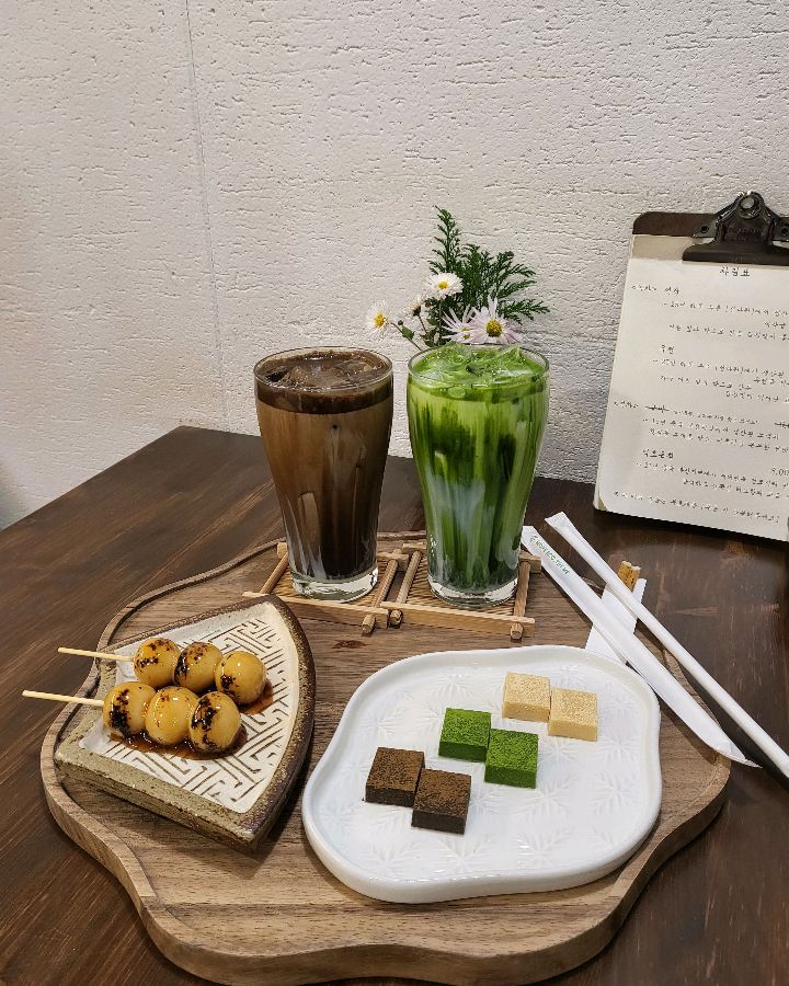 말차라떼와 당고, 그리고 생초콜릿의 조화로운 플레이팅