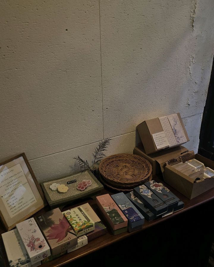 다양한 종류의 차와 다구를 판매하는 모습