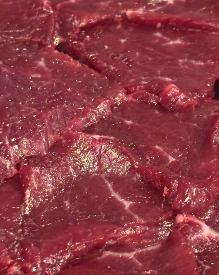 선명한 붉은 빛깔의 뭉티기