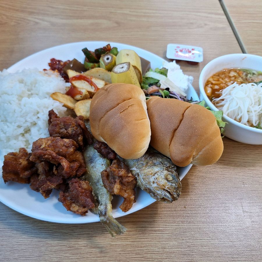 다채로운 메뉴가 한가득 담긴 접시