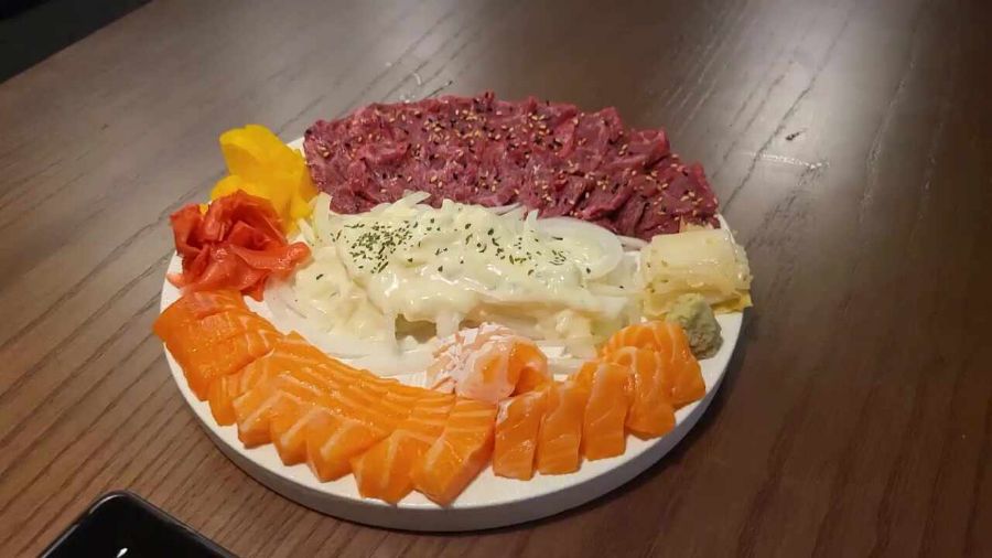 신선한 연어와 육회의 조화, 화주가의 대표 메뉴