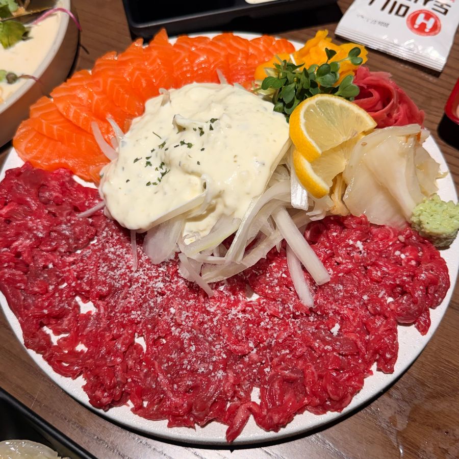 육회와 연어의 아름다운 색감 조화