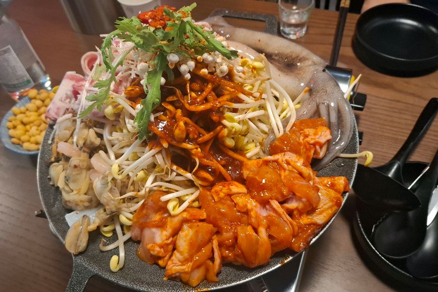 다채로운 재료가 어우러진 모듬철판