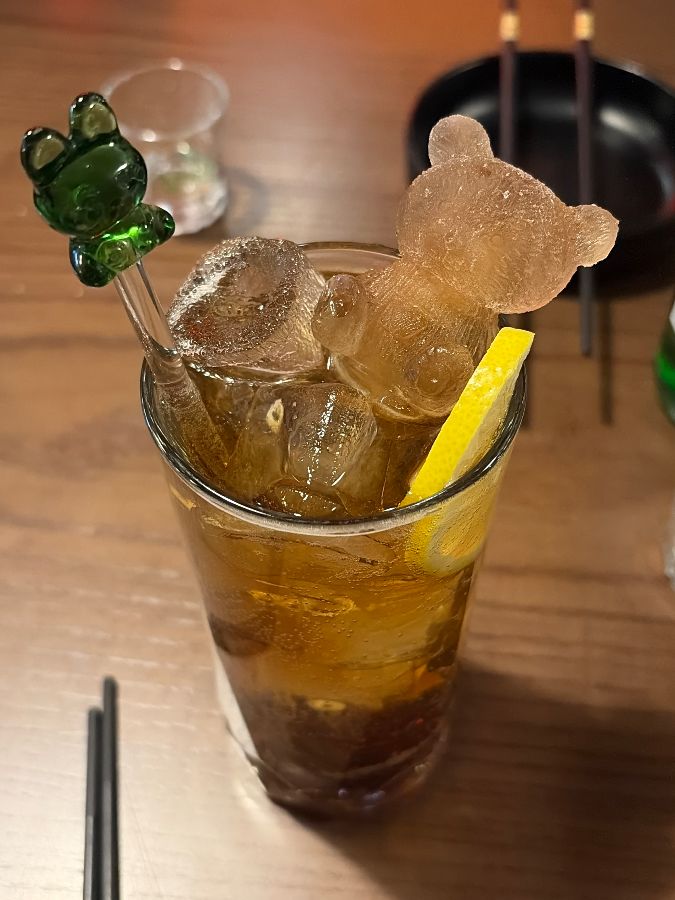 곰돌이 얼음이 들어간 귀여운 하이볼