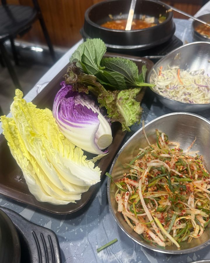 신선한 쌈 채소와 정갈한 밑반찬들이 식탁을 풍성하게 채워줍니다.