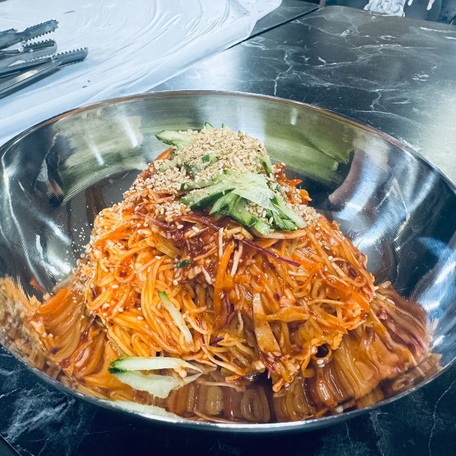 매콤달콤한 양념과 신선한 채소가 어우러진 비빔국수